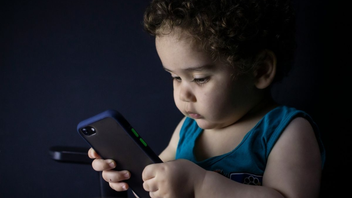 Niños Pequeños no Desarrollan Bien el Lenguaje Frente a Pantallas