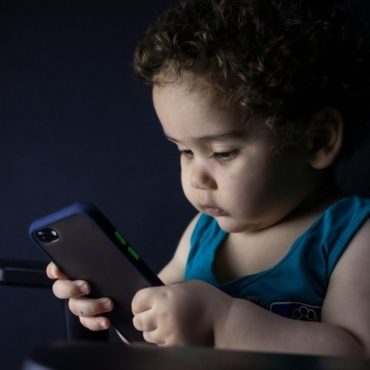 Niños Pequeños no Desarrollan Bien el Lenguaje Frente a Pantallas