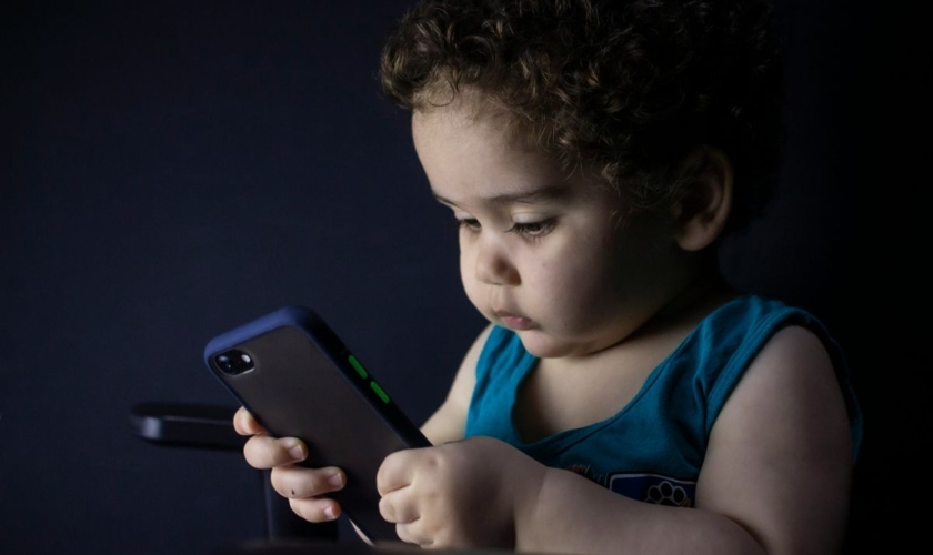 Niños Pequeños no Desarrollan Bien el Lenguaje Frente a Pantallas